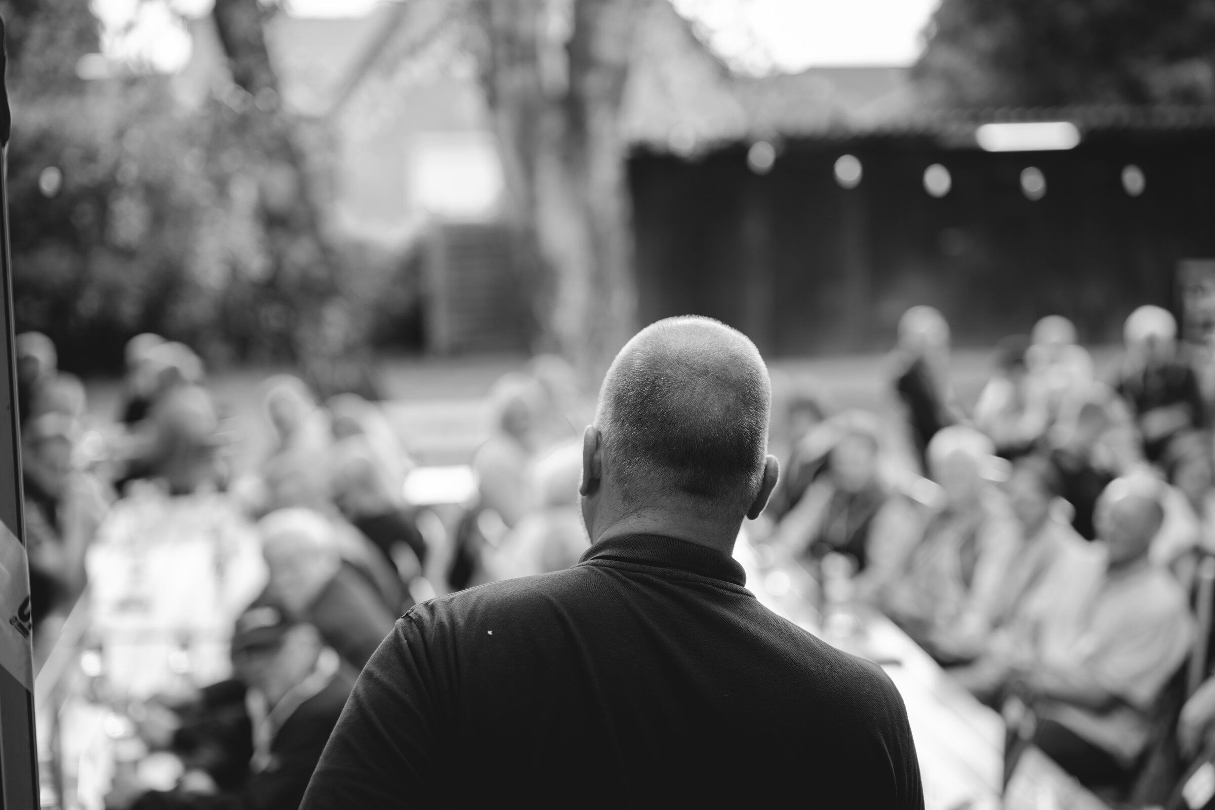 Kai Hemmieoltmanns von hinten, vor einem sitzenden Publikum beim SPD-Sommerfest