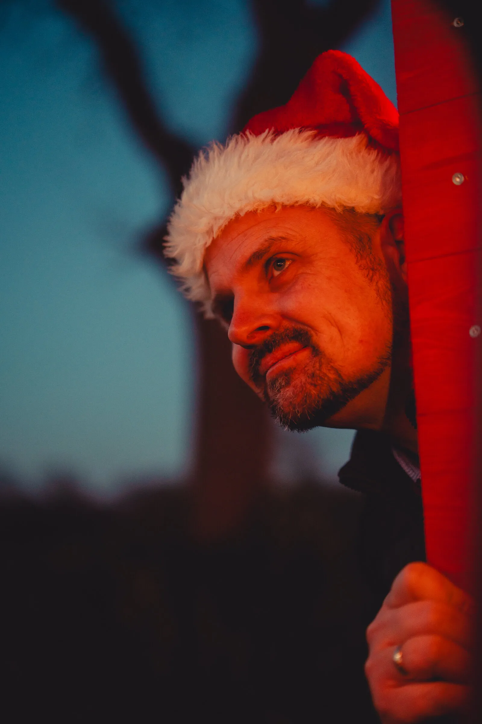 Kai Hemmieoltmanns mit Weihnachtsmütze beim Lichterfest, in warmes Licht getaucht