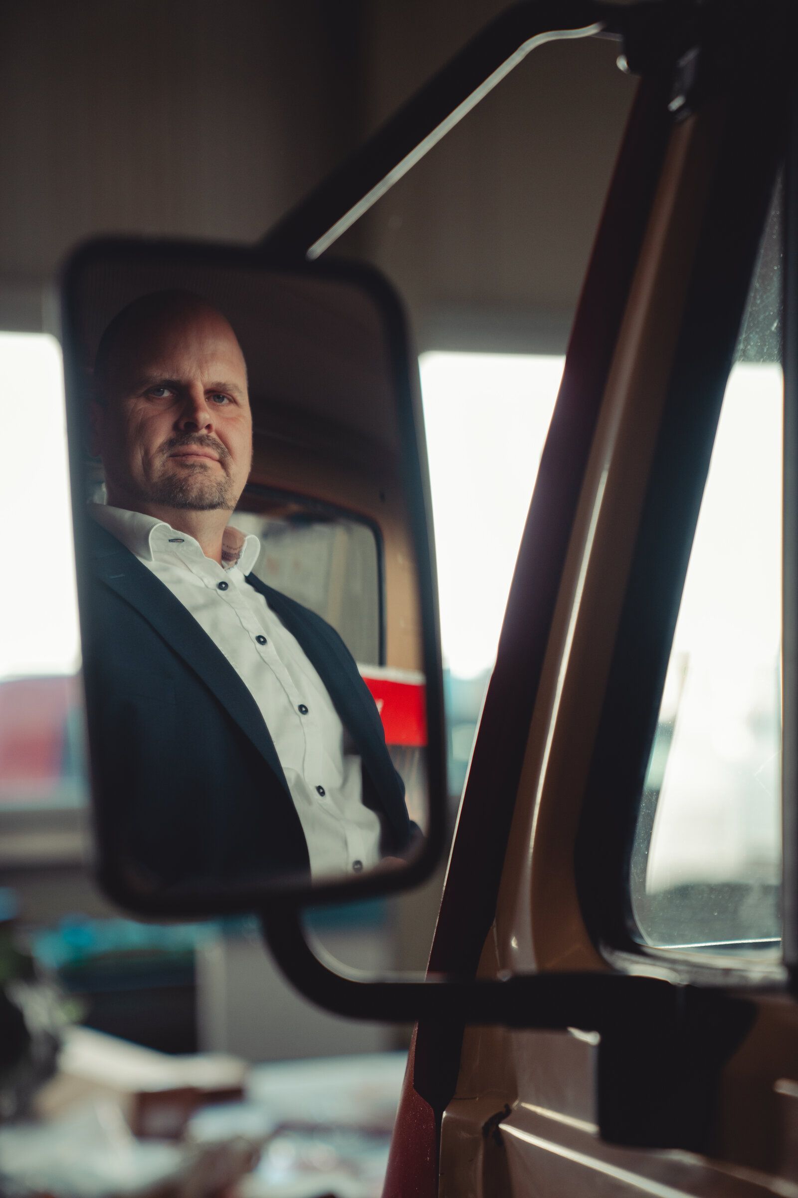 Kai Hemmieoltmanns gespiegelt im Außenspiegel des VW LT28, der Roten Rakete