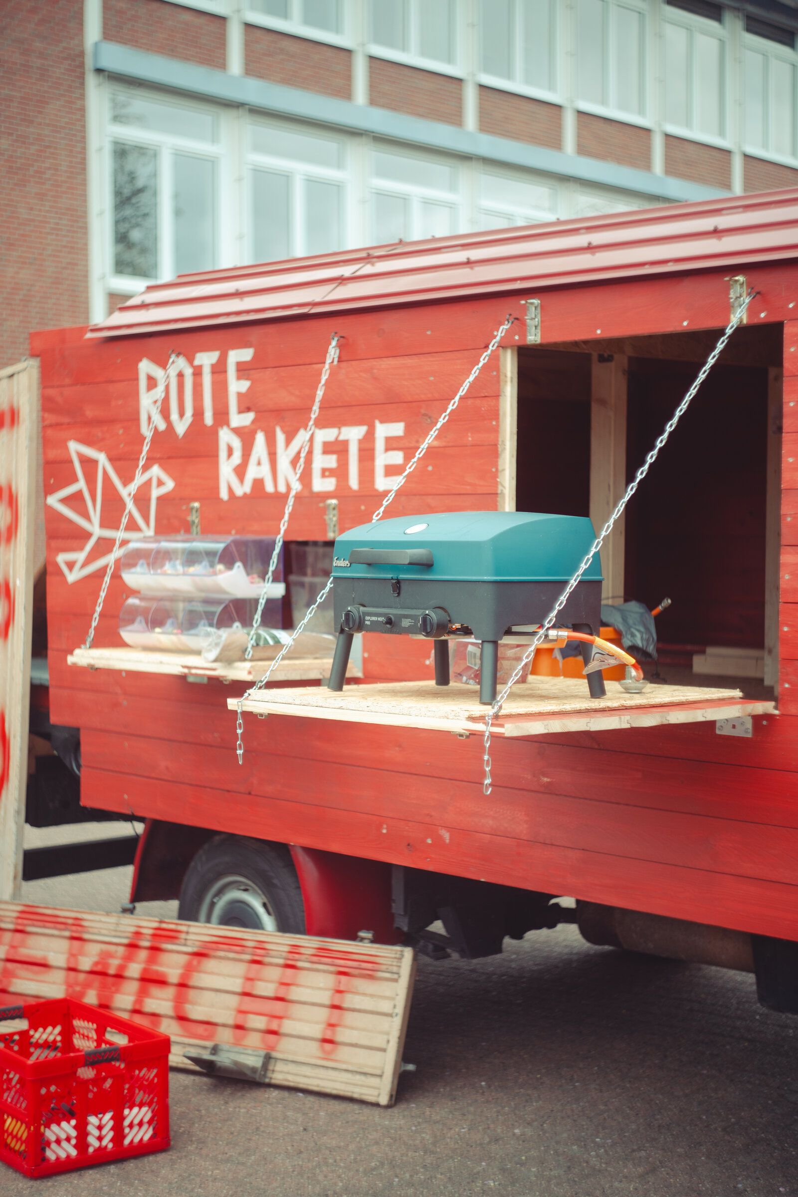 Die Rote Rakete mit heruntergeklappter Theke und Grill