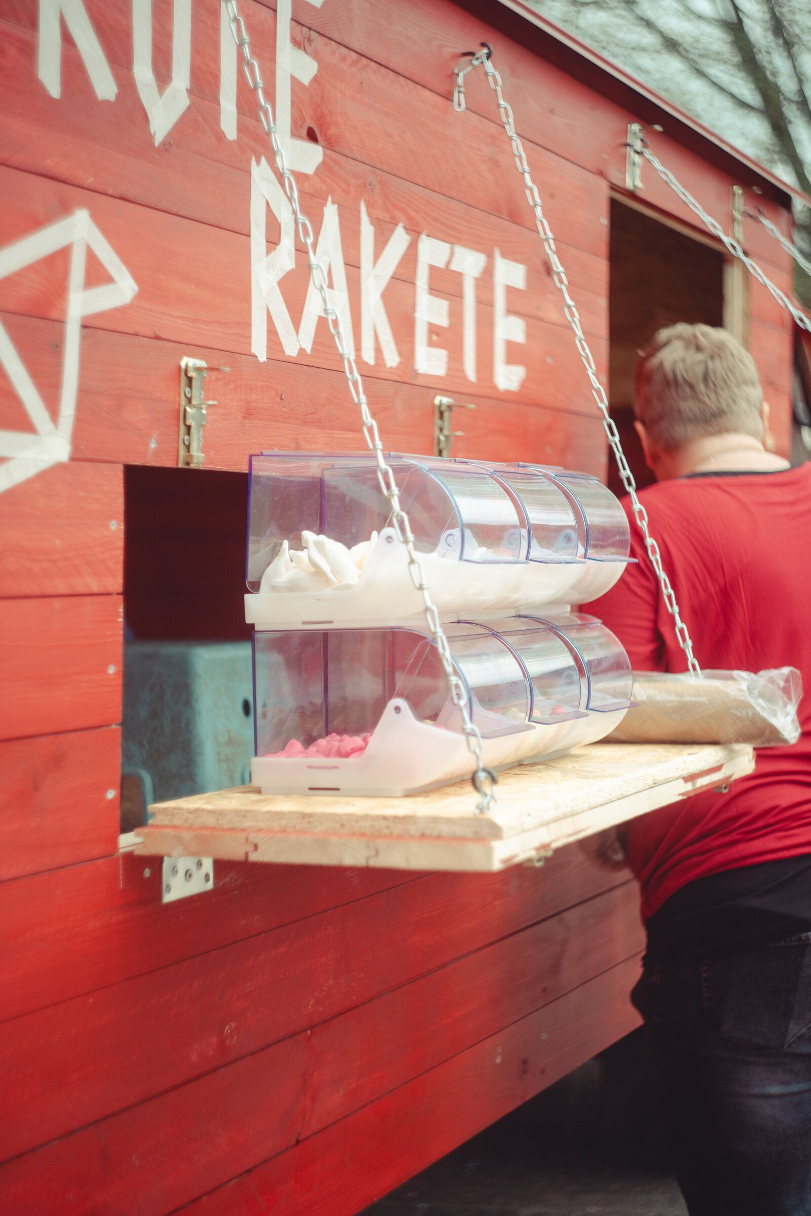 Süßigkeiten-Spender an der Klapptheke der Roten Rakete