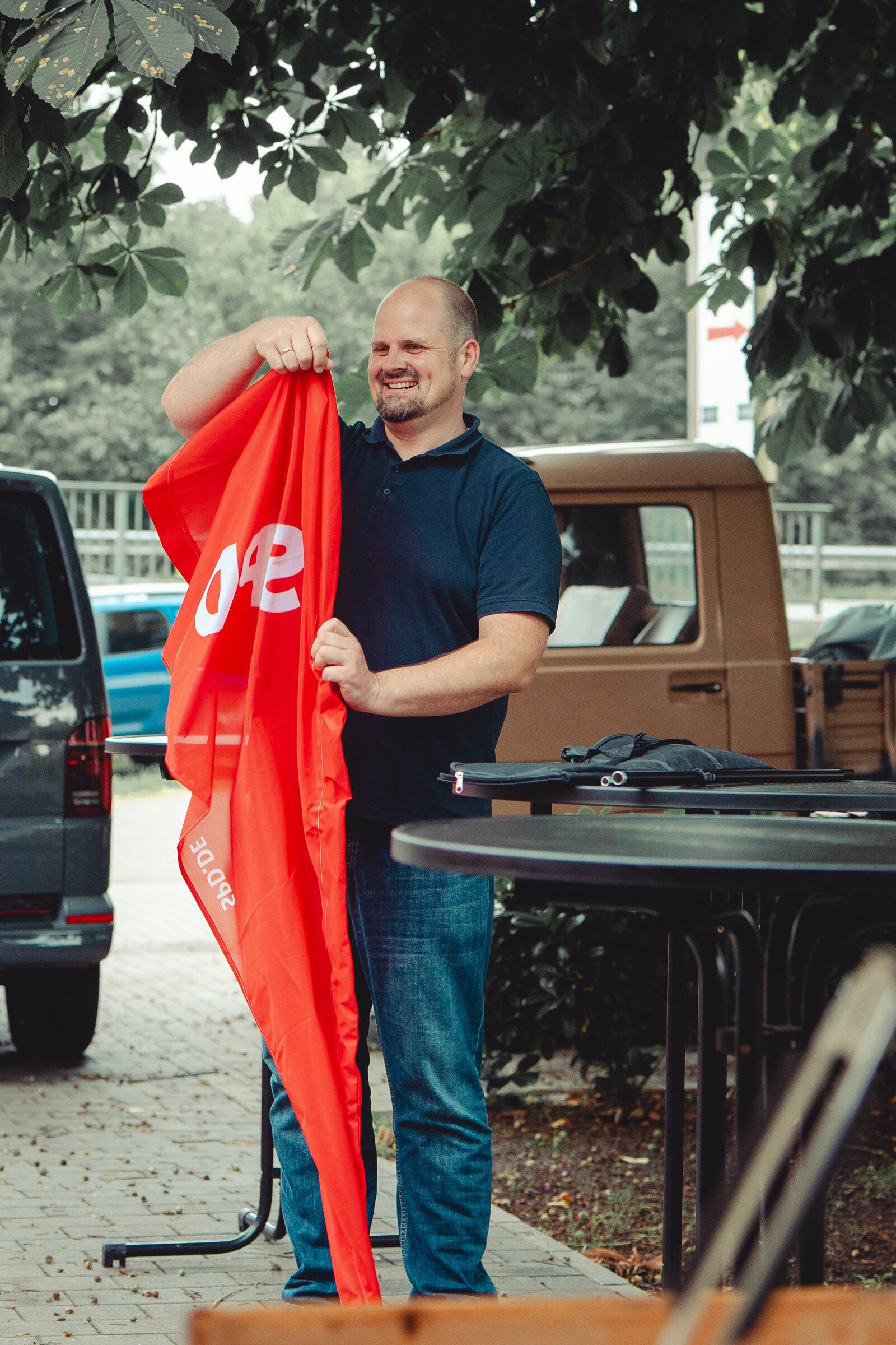 Kai Hemmieoltmanns entrollt eine rote SPD-Fahne